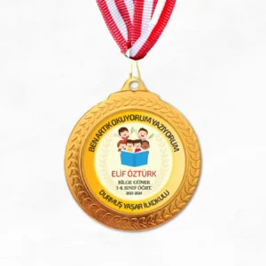Yeni tasarımlı Okuyorum Madalyası, okumayı ve yazmayı öğrenen öğrencilerin başarısını onurlandırmak için kişiye özel tasarlanmış ödül.