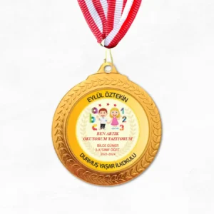 Artık Okuyorum Madalyası, okumayı ve yazmayı öğrenen öğrencilerin başarısını ödüllendiren kişiye özel tasarlanmış ödül.