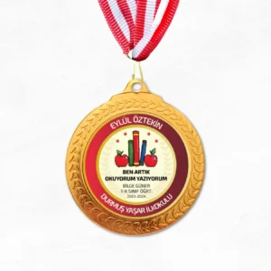 Okuyorum Madalyası, okumayı ve yazmayı öğrenen öğrencilerin başarısını onurlandırmak için kişiye özel tasarlanmış ödül.